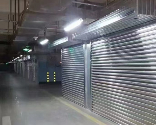 新絳縣農(nóng)村商業(yè)銀行防火門、防火卷簾、擋煙垂壁安裝調(diào)試中