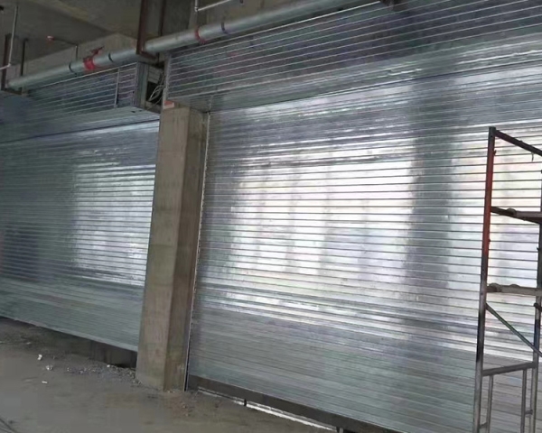 學(xué)府智能停車樓防火門，防火卷簾，快速門，擋煙垂壁施工現(xiàn)場